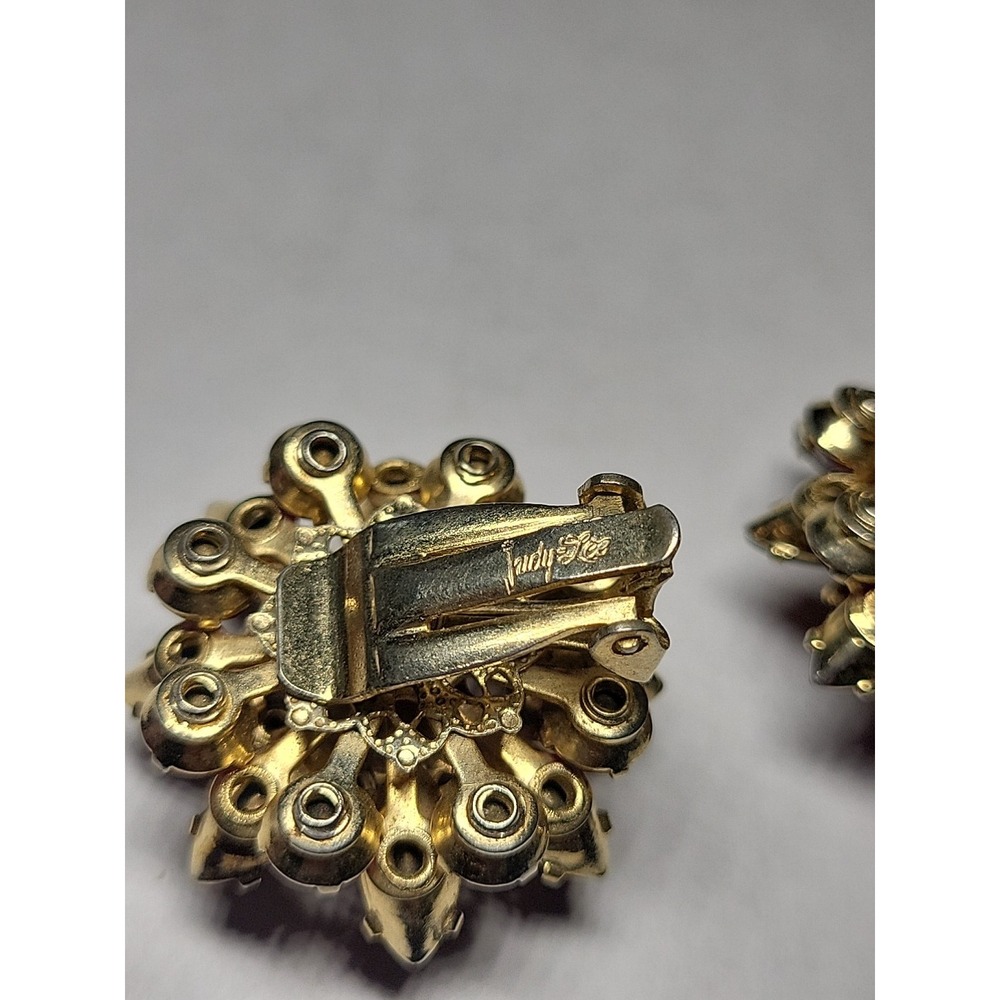 Vintage Judy Lee Fuchsia Rhinestone Cluster Flower Clip-On Earrings Gold Tone - Picture 8 of 8